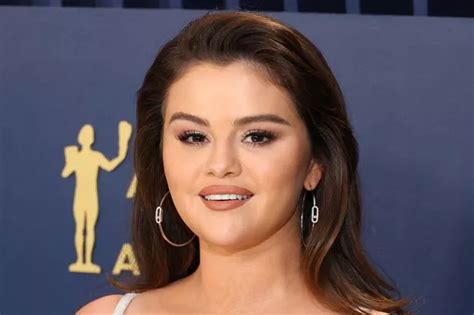 selena gomez busty|Selena Gomez deletes racy snap after embarrassing wardrobe。